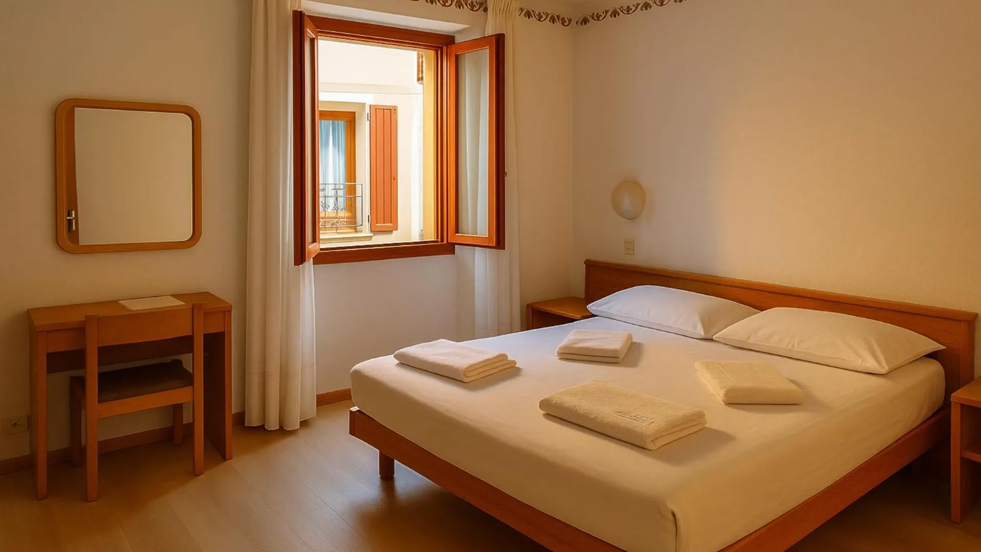 Hotel Modena Old Town Malcesine Italien