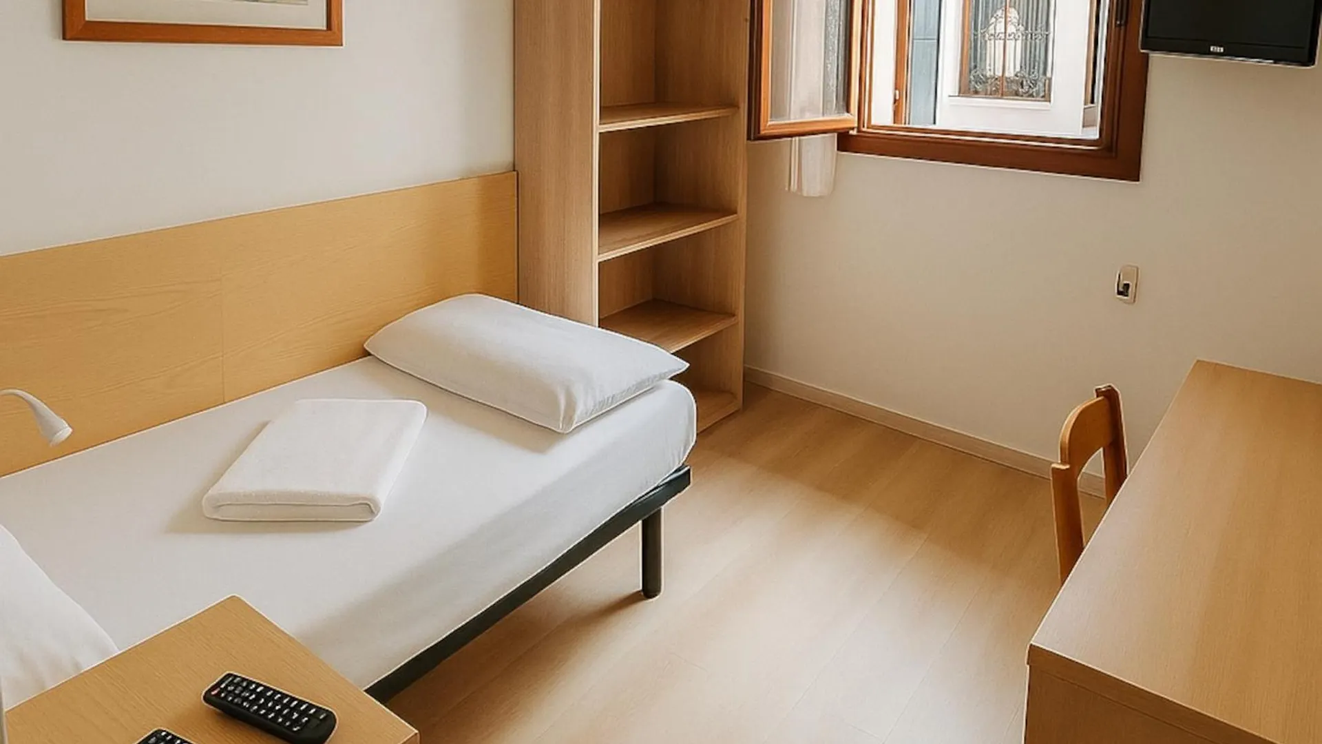 Hotel Modena Old Town Malcesine 2*,  Italy